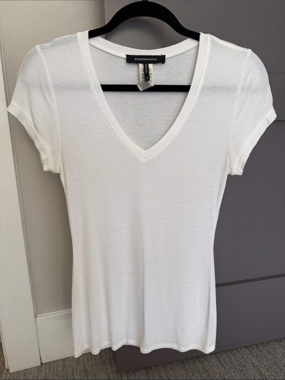 BCBGMaxAzria White Ribbed V-Neck Short Sleeve Tee